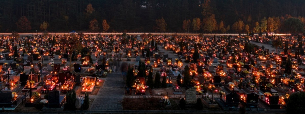 Тисячі запалених свічок: у Польщі 1 листопада відзначають День усіх святих