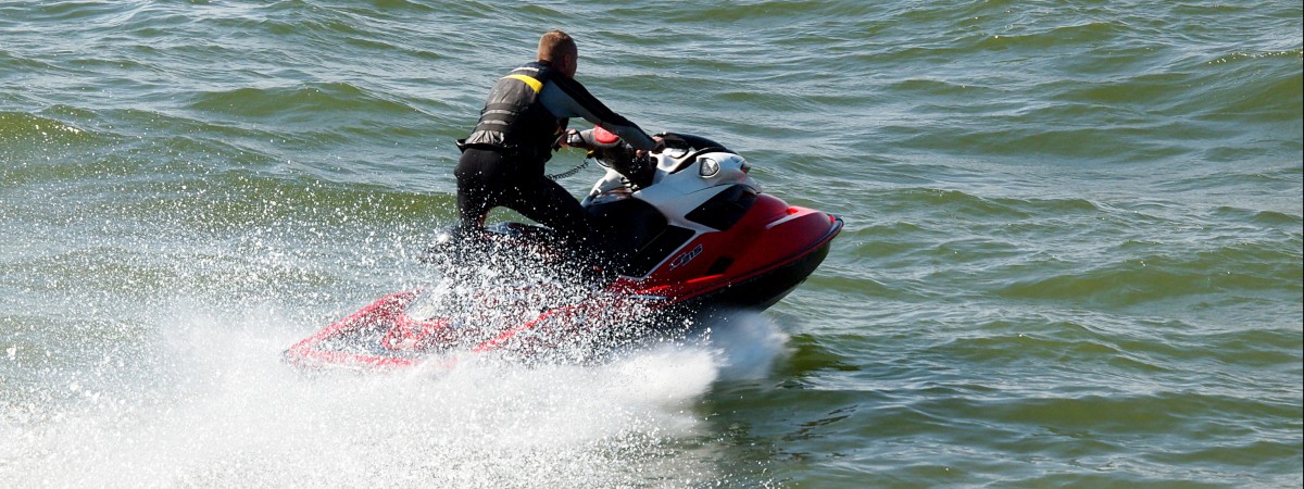 Заборона сідати за кермо в Польщі: чи можна при цьому керувати водним транспортом?