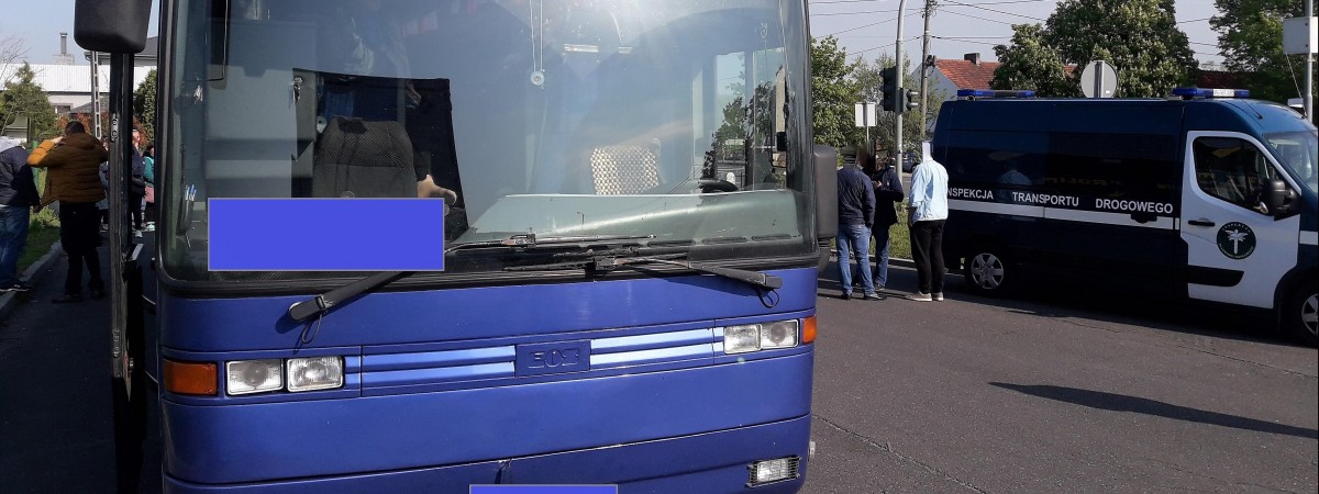 Провіз пасажирів 500 км без відпочинку, дурячи тахограф: водій українського автобуса “приїхав” у Польщі 