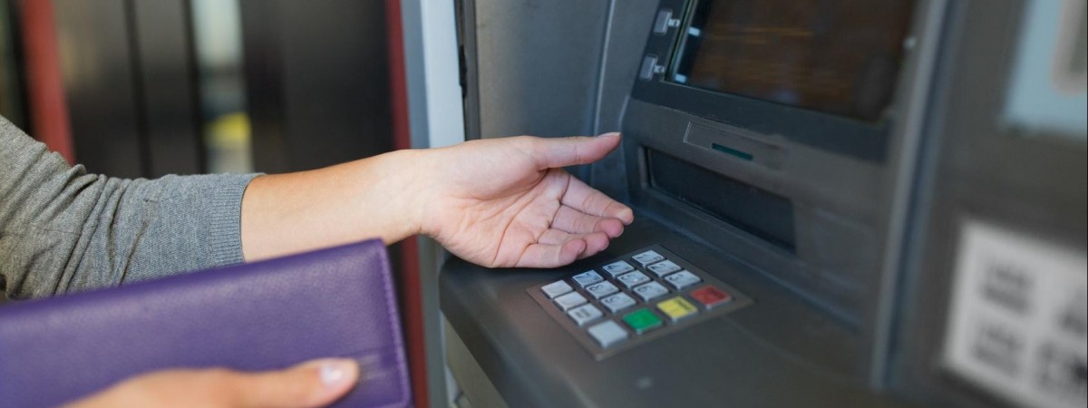 Скільки готівки можна зняти в банкоматах Польщі: ліміти від різних банків