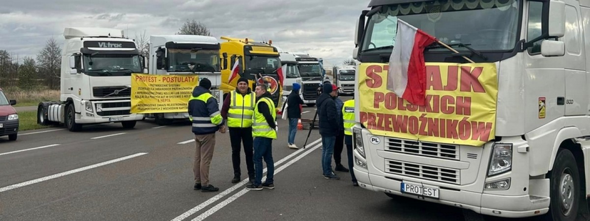 Пропускатимуть 1 авто на годину: поляки влаштували хаос на польсько-українському кордоні 