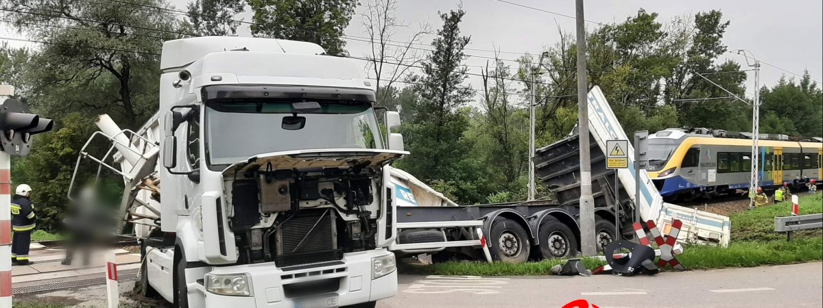 У Польщі водій з України поставив вантажівку під потяг. Є відео зіткнення