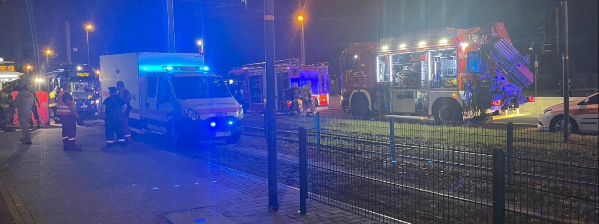 Польща: молодого чоловіка на зупинці навмисне штовхнули під трамвай