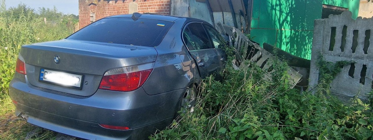 У Польщі українець на BMW влетів у сарай, а його колега теж на BMW - у паркан