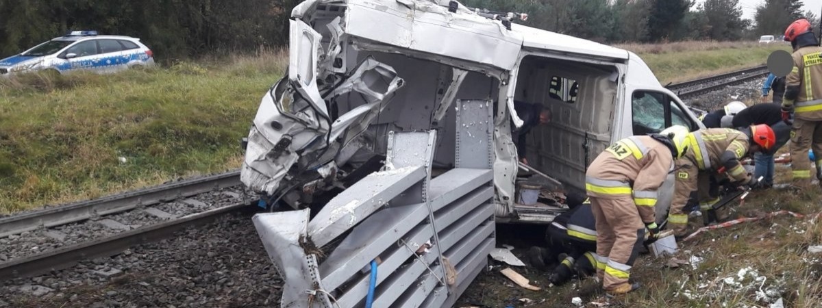 У Польщі українець в'їхав автомобілем під локомотив (ФОТО)