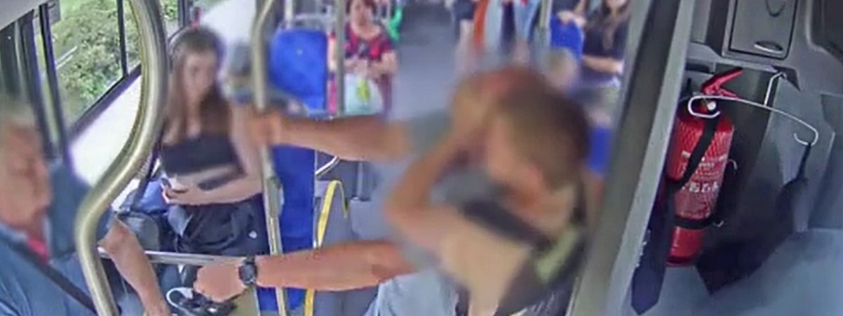 У Польщі українець їхав в автобусі “зайцем” і побив контролера