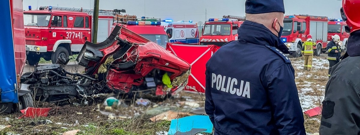 У Польщі водій з України в’їхав вантажівкою під потяг 