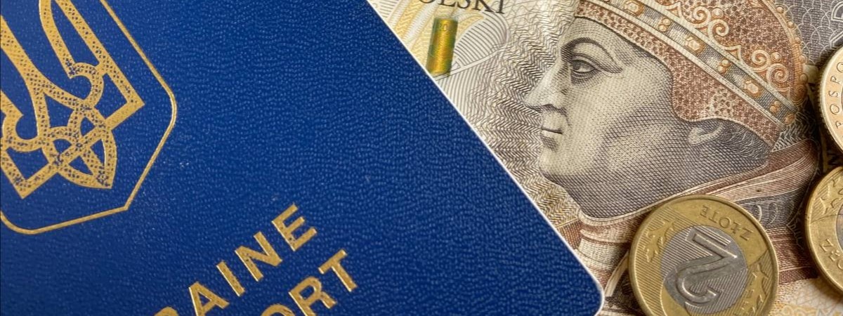 Червоний Хрест у Польщі роздає фіндопомогу біженцям з України у 2-х містах