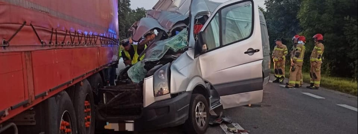 У Польщі бус з українцями в'їхав у вантажівку: є загиблі (ФОТО)