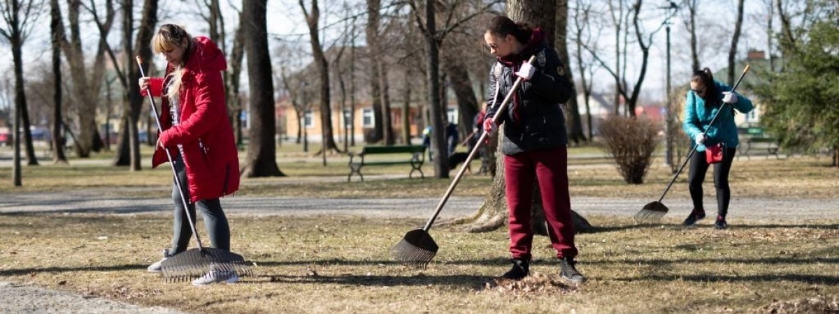 У Польщі українці подякували місту за прихисток, взявши граблі до рук