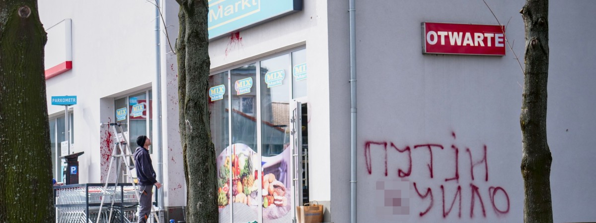 У польському місті облили фарбою магазин з російськими товарами й написали 2 слова українською