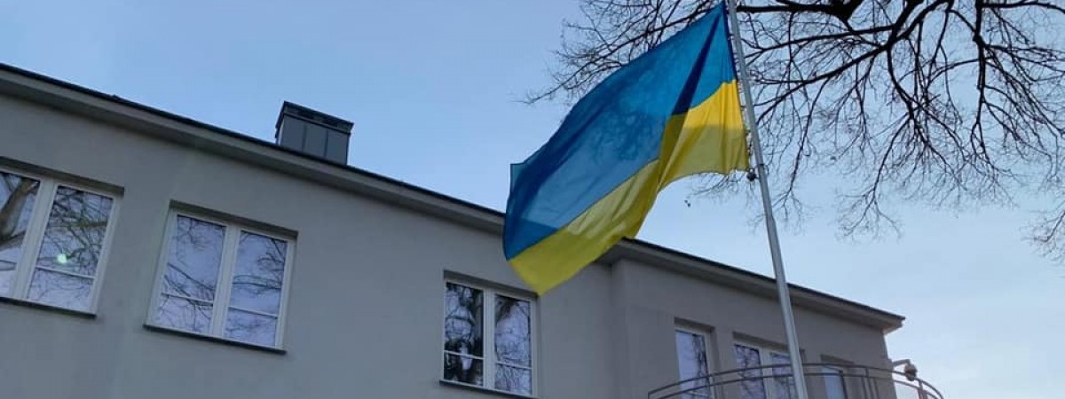 Гімн і підняті прапори: дипустанови України в Польщі відзначили День Єднання