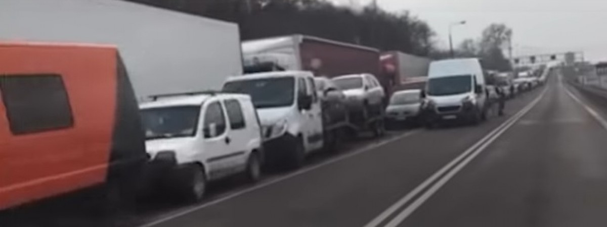 Космічні черги на польсько-українському кордоні: водії чекають на перетин по кілька днів (ВІДЕО)