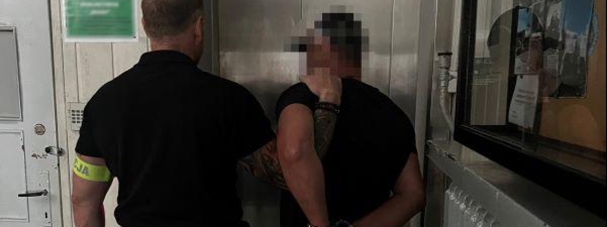 У Польщі затримали чоловіка, який зривав українські прапори та викладав це в соцмережах
