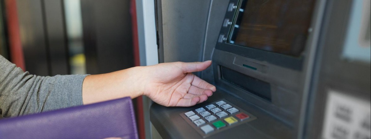 Як зняти готівку з банкомату в Польщі понад встановлений ліміт: цей трюк працює 