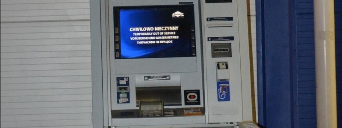 У Польщі з 23 вересня може стати важче зняти готівку з банкоматів 