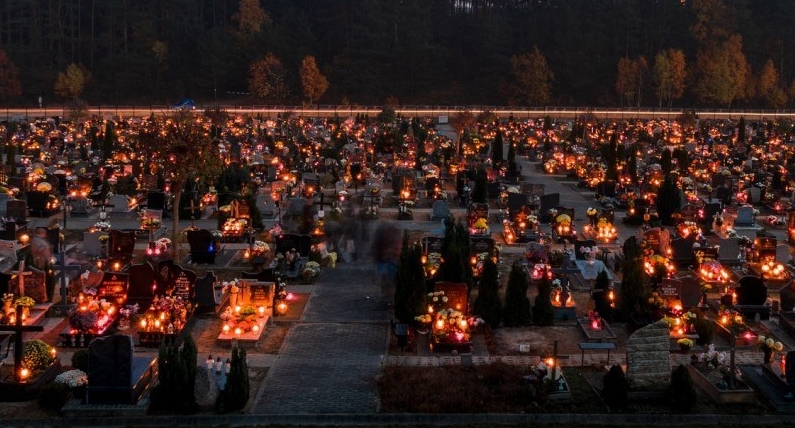 Тисячі запалених свічок: у Польщі відзначають День всіх святих (відео)