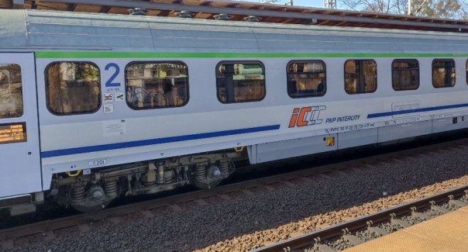 Нове в Польщі для пасажирів залізниці: швидші потяги, квитки в Google Maps і не тільки 