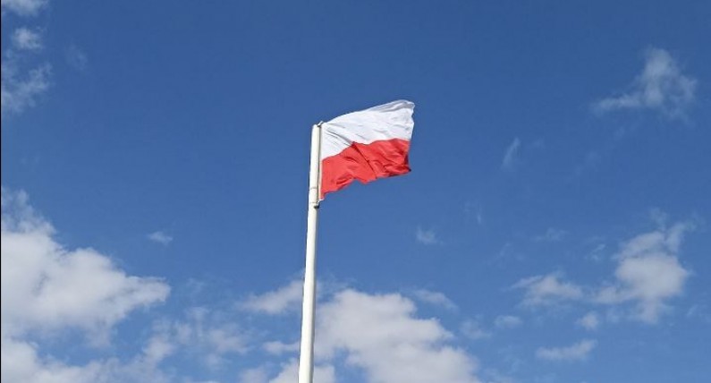 День прапора Польщі: чому стяг біло-червоний і чим різниться 