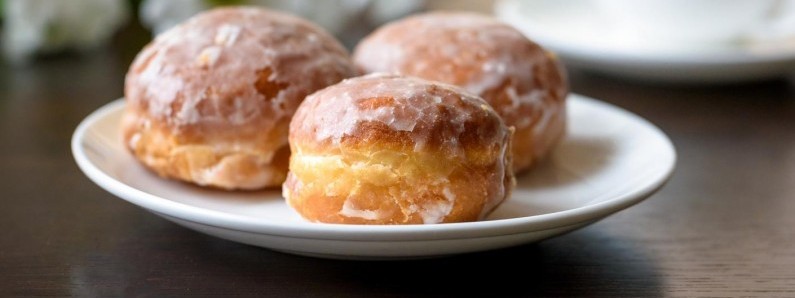 Жирний четвер: чому поляки об'їдаються пончиками цього дня та де купити золотий пончик