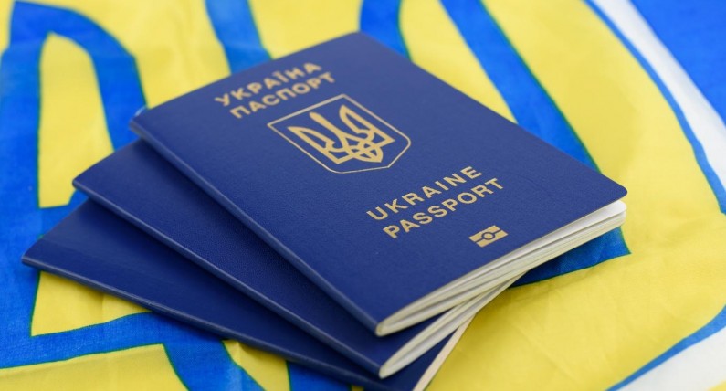Питання видачі паспортів українським чоловікам за кордоном врегульоване - заява міністра  