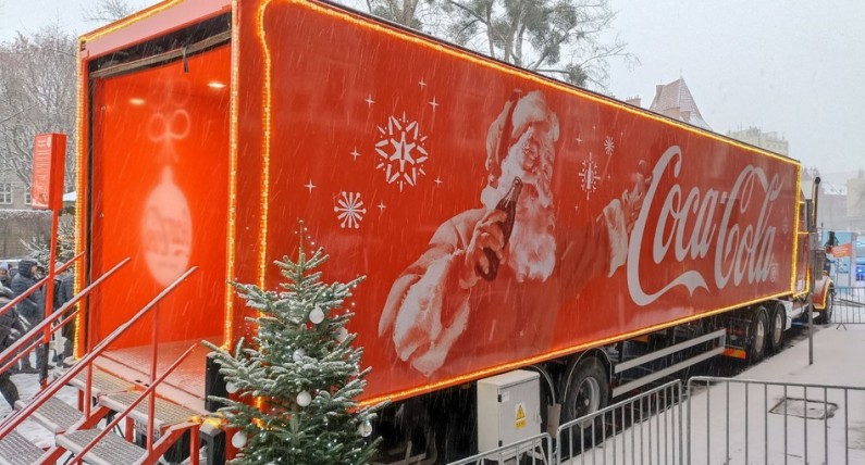 Різдвяна вантажівка від Coca-Cola мандрує Польщею: вже відомі всі міста, в які вона приїде 