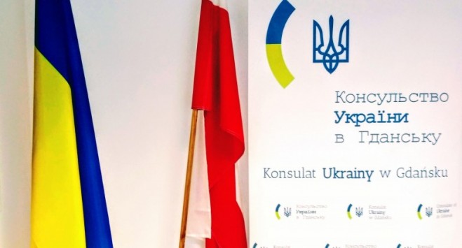 Три важливі послуги, які біженцям з України в Польщі надають в консульствах