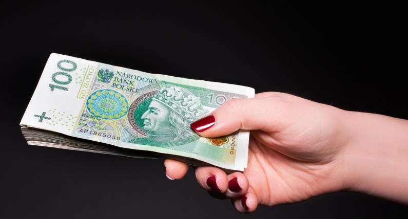 Грошова допомога для біженців з України в 6 містах Польщі: отримувачів виберуть до серпня